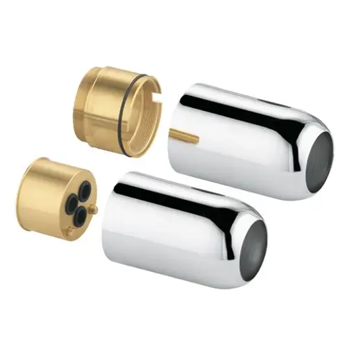 Ersatzteile von Kludi, bestehend aus zwei verchromten Kappen und einem goldfarbenen Adapter mit Dichtungen für Wasserleitungen.